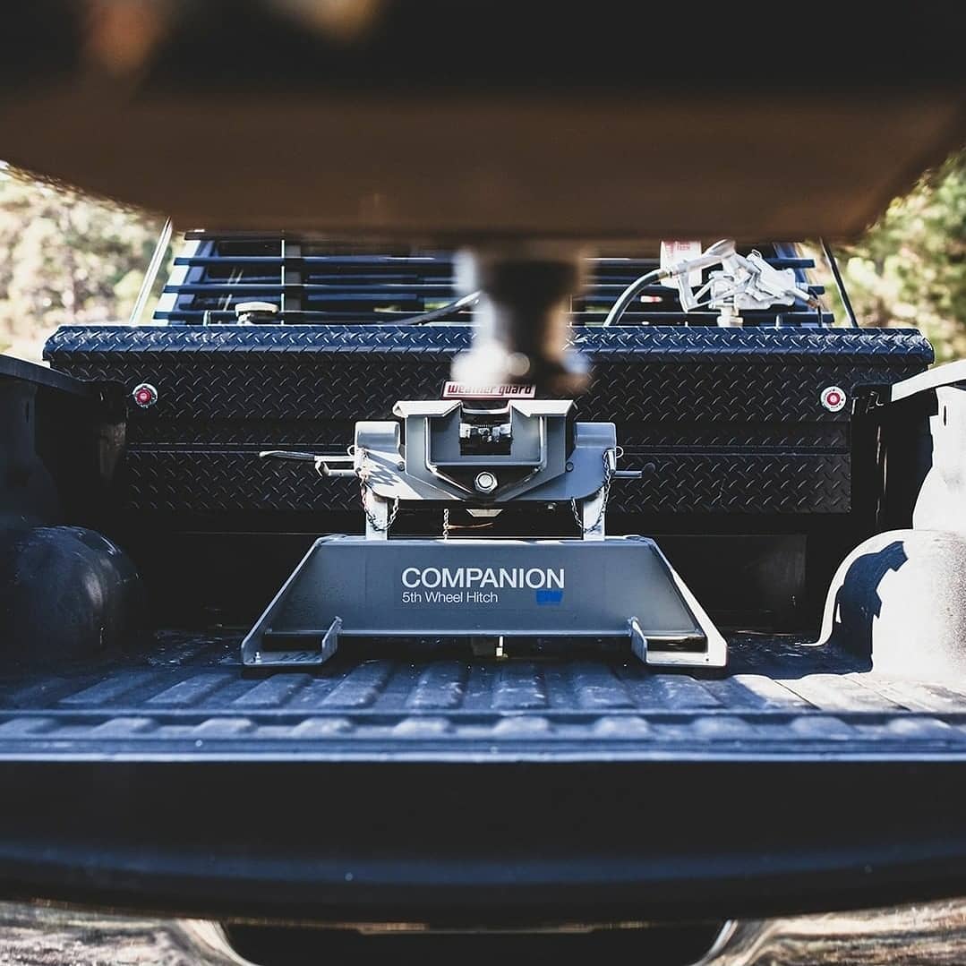 Gooseneck vs. 5th Wheel Hitch: Which One Fits Your Trailer and Towing Needs